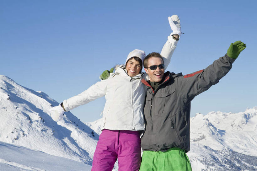 西方人,两个人,家庭,夫妻,站,伸展双臂,笑,微笑,露齿笑,横图,室外,白天,正面,爱情,旅游,度假,石头,美景,山,雪,雪山,大雪,帽子,欧洲,欧洲人,阴影,服装,装饰,光线,墨镜,石子,眼镜,影子,冰,积雪,景观,山顶,山峰,雪景,冬季,冬天,山峦,浪漫,注视,娱乐,衣服,蓝色,蓝天,天空,阳光,自然,手套,太阳镜,太阳眼镜,天,观察,看,站着,享受,休闲,温暖,温馨,一家人,遮阳镜,景色,恩爱,放松,寒冷,恋人,服饰,晴朗,观看,羽绒服,保暖,华丽,点缀,和睦,察看,冰冷,御寒,关注,自然风光,沉积岩,万里无云,衬托,美观,雅致,雅观,棉帽,严寒,冰凉,酷寒,凛冽,凛凛,极冷,颠峰,极峰,水成岩,冬装,男人,男性,年轻男性,年轻女性,女人,女性,白种人,年轻人,夫妇,情侣,石块,岩石,晴空,晴空万里,敞开双臂,伸开双臂,展开双肩,站立,张开手臂,张开双臂,半身,彩图,伴侣,融洽