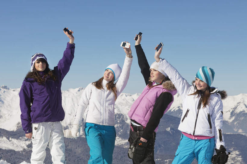 西方人,四个人,伙伴,朋友,站,举,打电话,横图,室外,白天,正面,旅游,度假,友谊,石头,美景,山,雪,雪山,大雪,电话,帽子,手机,欧洲,欧洲人,一排,握,阴影,服装,整齐,装饰,光线,石子,影子,冰,积雪,景观,山顶,山峰,雪景,冬季,冬天,山峦,拿,拿着,注视,娱乐,通讯设备,排列,衣服,蓝色,蓝天,天空,阳光,自然,围巾,天,观察,看,托,站着,享受,休闲,温暖,景色,放松,寒冷,握着,服饰,晴朗,围脖,观看,羽绒服,保暖,华丽,点缀,察看,冰冷,御寒,队列,关注,自然风光,沉积岩,万里无云,衬托,美观,雅致,雅观,棉帽,严寒,冰凉,酷寒,凛冽,凛凛,极冷,颠峰,极峰,水成岩,冬装,交流,友情,年轻女性,女人,女性,白种人,石块,岩石,晴空,晴空万里,沟通,举起,举手,举着,通话,向上举,向上伸,向上托,站立,半身,彩图