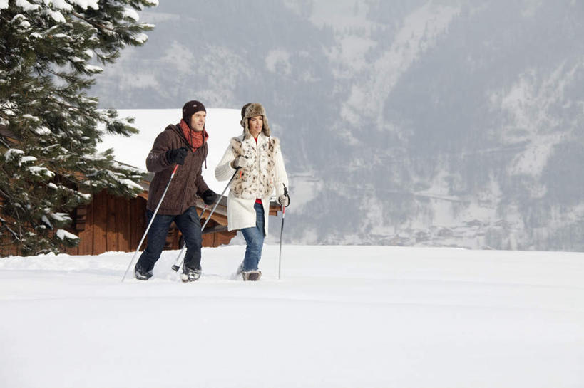 西方人,两个人,家庭,夫妻,家,木屋,走,横图,室外,白天,正面,爱情,旅游,度假,美景,森林,山,树林,雪,雪山,植物,大雪,帽子,欧洲,欧洲人,握,服装,装饰,冰,积雪,景观,山峰,雪景,冬季,冬天,山峦,浪漫,拿,拿着,注视,娱乐,运动器械,住宅,树,树木,衣服,绿色,自然,围巾,观察,看,享受,休闲,温暖,温馨,一家人,健身器械,景色,恩爱,放松,寒冷,握着,恋人,服饰,生长,成长,围脖,观看,羽绒服,保暖,华丽,滑雪板,点缀,和睦,察看,冰冷,御寒,关注,自然风光,健身器材,滑雪装备,衬托,美观,雅致,雅观,棉帽,严寒,冰凉,酷寒,凛冽,凛凛,极冷,冬装,男人,男性,年轻男性,年轻女性,女人,女性,白种人,年轻人,夫妇,情侣,步行,散步,走路,彩图,全身,茅舍,茅屋,棚屋,小木屋,小屋,伴侣,融洽,运动器材