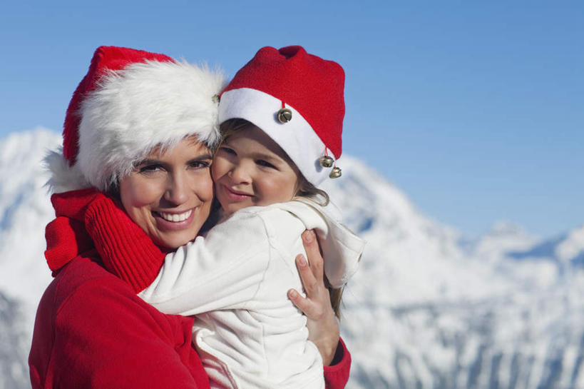 西方人,儿童,中年人,两个人,家庭,母亲,女儿,站,抱,笑,微笑,露齿笑,横图,室外,白天,正面,旅游,度假,纯洁,石头,美景,山,雪,雪山,大雪,帽子,欧洲,欧洲人,阴影,服装,朦胧,模糊,光线,石子,影子,冰,积雪,景观,山峰,雪景,冬季,冬天,山峦,注视,休闲装,娱乐,小孩,衣服,红色,蓝色,蓝天,天空,阳光,自然,天,观察,看,站着,享受,休闲,温暖,温馨,母女,一家人,休闲服,圣诞帽,景色,放松,寒冷,可爱,母爱,童年,童趣,服饰,晴朗,抱着,观看,和睦,察看,冰冷,搂着,关注,自然风光,童真,烂漫,无邪,万里无云,棉帽,严寒,冰凉,酷寒,凛冽,凛凛,极冷,天真,女孩,女人,女性,中年女性,白种人,孩子,石块,岩石,晴空,晴空万里,怀抱,搂,搂抱,相抱,拥抱,站立,半身,彩图,融洽,女生