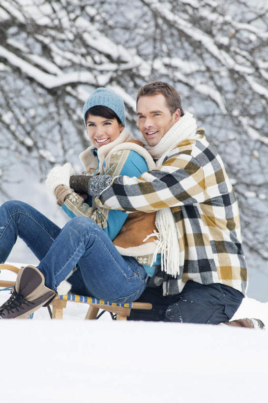 西方人,两个人,家庭,夫妻,坐,抱,笑,微笑,露齿笑,竖图,室外,白天,侧面,爱情,旅游,度假,石头,美景,山,雪,雪山,植物,大雪,欧洲,欧洲人,服装,装饰,石子,冰,积雪,景观,山峰,雪景,冬季,冬天,山峦,浪漫,注视,休闲装,娱乐,车,树,树木,衣服,绿色,自然,围巾,交通工具,观察,看,享受,休闲,温暖,温馨,一家人,休闲服,景色,恩爱,放松,寒冷,恋人,服饰,生长,成长,围脖,抱着,观看,保暖,华丽,雪橇,点缀,和睦,察看,冰冷,搂着,御寒,关注,自然风光,载具,雪橇车,衬托,美观,雅致,雅观,严寒,冰凉,酷寒,凛冽,凛凛,极冷,男人,男性,年轻男性,年轻女性,女人,女性,白种人,年轻人,夫妇,情侣,石块,岩石,怀抱,搂,搂抱,相抱,拥抱,坐着,半身,彩图,伴侣,融洽