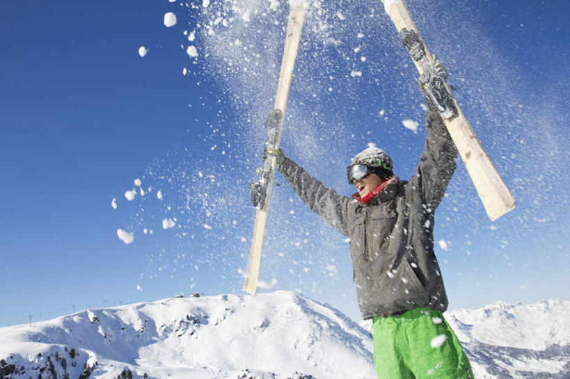 西方人,一个人,站,举,横图,室外,白天,正面,旅游,度假,安全,石头,美景,山,雪,雪山,大雪,欧洲,欧洲人,仅一个男性,仅一个人,握,阴影,飞溅,服装,溅,光线,工具,器材,石子,眼镜,影子,冰,积雪,景观,山峰,雪景,冬季,冬天,防护,山峦,拿,拿着,娱乐,运动器械,仅一个年轻男性,衣服,蓝色,蓝天,天空,阳光,自然,天,托,站着,享受,休闲,温暖,器械,健身器械,景色,放松,寒冷,握着,服饰,晴朗,拐杖,保暖,护目镜,保护,滑雪杖,冰冷,御寒,喷洒,自然风光,保险,健身器材,滑雪服,滑雪装备,万里无云,保全,周全,安稳,安定,严寒,辅助设备,冰凉,酷寒,凛冽,凛凛,极冷,安全防护眼镜,竞技服,旅游服,冬装,平安,男人,男性,年轻男性,白种人,石块,岩石,晴空,晴空万里,举起,举手,举着,向上举,向上伸,向上托,站立,半身,彩图,防护眼镜,运动器材