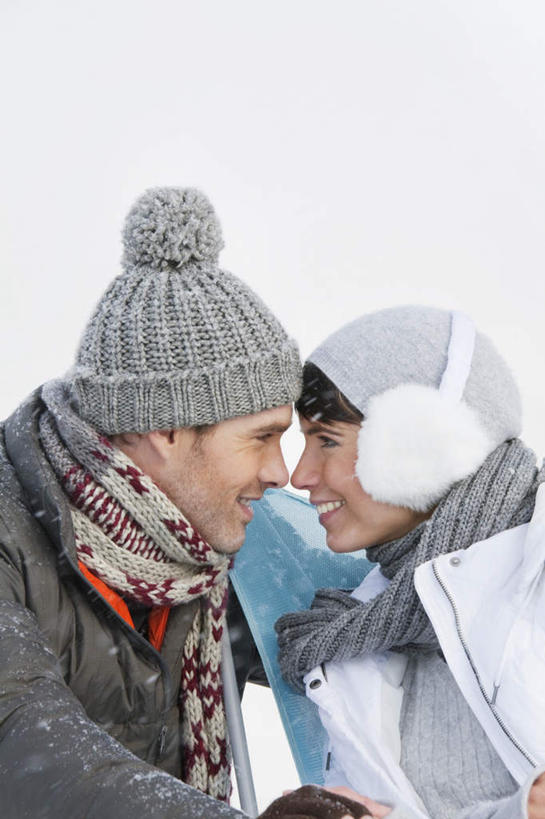 西方人,两个人,家庭,夫妻,笑,微笑,露齿笑,竖图,室外,白天,侧面,爱情,旅游,度假,石头,美景,山,雪,雪山,大雪,帽子,欧洲,欧洲人,服装,装饰,石子,冰,积雪,景观,山峰,雪景,冬季,冬天,山峦,浪漫,注视,休闲装,娱乐,相视,衣服,自然,围巾,观察,看,享受,休闲,温暖,温馨,一家人,面对面,休闲服,景色,恩爱,放松,寒冷,恋人,服饰,耳罩,围脖,观看,对视,保暖,华丽,点缀,和睦,察看,冰冷,互视,御寒,关注,自然风光,相对,耳套,相看,衬托,美观,雅致,雅观,棉帽,严寒,冰凉,酷寒,凛冽,凛凛,极冷,耳护,耳暖,男人,男性,年轻男性,年轻女性,女人,女性,白种人,年轻人,夫妇,情侣,石块,岩石,半身,彩图,伴侣,融洽