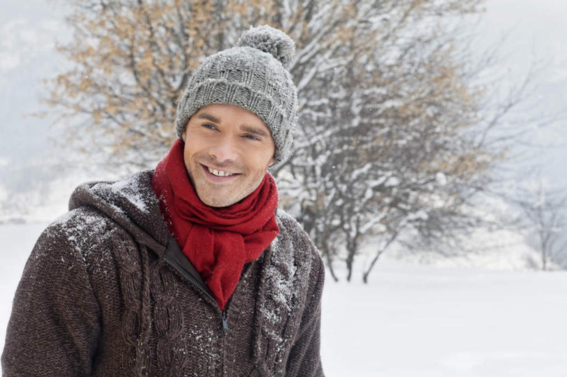 西方人,一个人,站,笑,微笑,露齿笑,横图,室外,白天,正面,旅游,度假,石头,美景,山,树林,雪,雪山,植物,大雪,帽子,欧洲,欧洲人,仅一个男性,仅一个人,服装,装饰,石子,冰,积雪,景观,山峰,雪景,冬季,冬天,山峦,注视,休闲装,娱乐,树,树木,仅一个年轻男性,衣服,红色,绿色,自然,围巾,观察,看,站着,享受,休闲,温暖,休闲服,景色,放松,寒冷,服饰,生长,成长,围脖,观看,保暖,华丽,点缀,察看,冰冷,御寒,关注,自然风光,衬托,美观,雅致,雅观,棉帽,严寒,冰凉,酷寒,凛冽,凛凛,极冷,男人,男性,年轻男性,白种人,石块,岩石,站立,半身,彩图