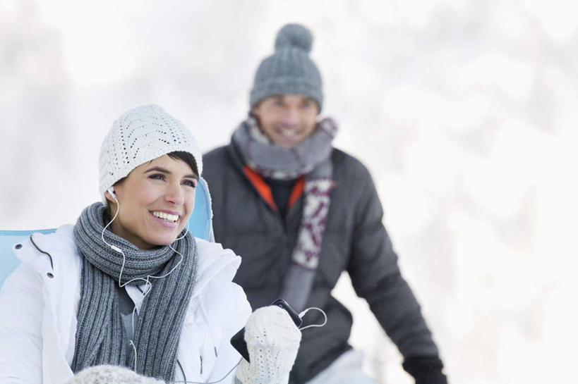 西方人,站,笑,微笑,露齿笑,横图,室外,白天,正面,旅游,度假,陶醉,快乐,满意,幸福,石头,美景,山,雪,雪山,大雪,帽子,欧洲,欧洲人,服装,装饰,石子,冰,积雪,景观,山峰,雪景,冬季,冬天,音响,山峦,音乐,音乐播放器,注视,休闲装,娱乐,衣服,自然,耳机,手套,围巾,观察,看,站着,享受,休闲,温暖,休闲服,景色,放松,寒冷,服饰,围脖,观看,保暖,华丽,点缀,察看,冰冷,舒适,享乐,御寒,关注,自然风光,MP3播放器,衬托,美观,雅致,雅观,棉帽,严寒,冰凉,酷寒,凛冽,凛凛,极冷,白种人,石块,岩石,站立,半身,彩图,播放器,沉醉