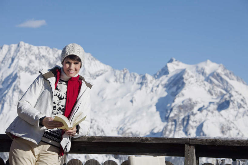 西方人,一个人,栏杆,站,横图,室外,白天,正面,旅游,度假,石头,美景,山,雪,雪山,大雪,帽子,书籍,欧洲,欧洲人,仅一个女性,仅一个人,握,阴影,服装,光线,石子,影子,冰,积雪,景观,山峰,雪景,云,云朵,冬季,冬天,围栏,山峦,拿,云彩,拿着,注视,休闲装,娱乐,护栏,衣服,蓝色,白云,蓝天,天空,阳光,自然,天,观察,看,站着,仅一个中年女性,享受,休闲,休闲服,景色,放松,寒冷,握着,服饰,晴朗,观看,察看,冰冷,关注,自然风光,棉帽,严寒,冰凉,酷寒,凛冽,凛凛,极冷,女人,女性,中年女性,白种人,书,图书,石块,岩石,晴空,站立,半身,彩图