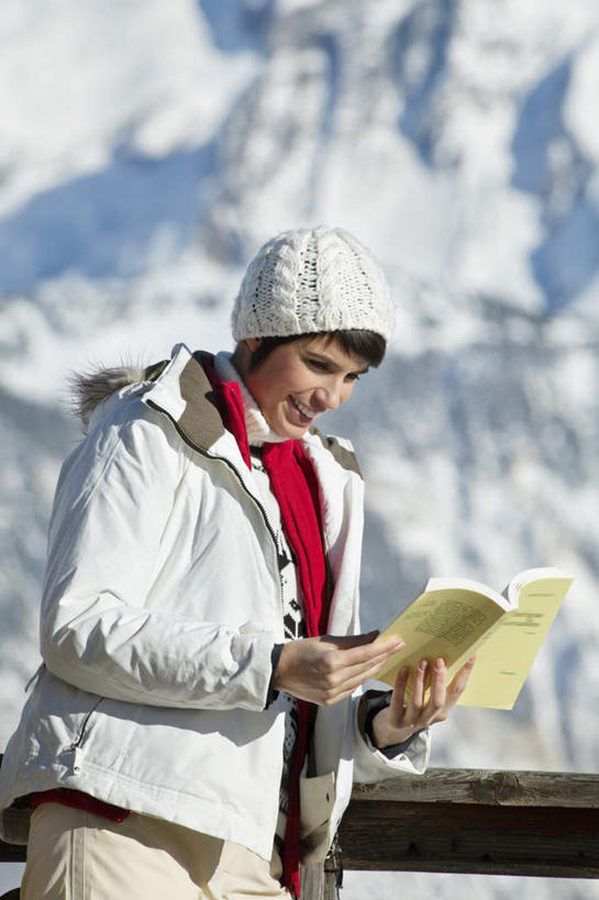 西方人,一个人,栏杆,站,竖图,室外,白天,正面,旅游,度假,石头,美景,山,雪,雪山,大雪,帽子,书籍,欧洲,欧洲人,仅一个女性,仅一个人,握,服装,朦胧,模糊,石子,冰,积雪,景观,山峰,雪景,冬季,冬天,围栏,山峦,拿,拿着,注视,休闲装,娱乐,护栏,衣服,自然,观察,看,站着,仅一个中年女性,享受,休闲,休闲服,景色,放松,寒冷,握着,服饰,观看,察看,冰冷,关注,自然风光,棉帽,严寒,冰凉,酷寒,凛冽,凛凛,极冷,女人,女性,中年女性,白种人,书,图书,石块,岩石,站立,半身,彩图
