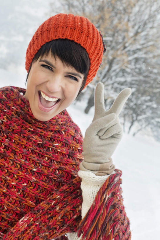 西方人,一个人,站,笑,微笑,露齿笑,竖图,室外,白天,正面,毛衣,旅游,度假,智慧,石头,美景,山,雪,雪山,植物,大雪,帽子,欧洲,欧洲人,仅一个女性,仅一个人,突出,服装,石子,冰,积雪,景观,山峰,雪景,冬季,冬天,山峦,注视,娱乐,称赞,表扬,树,树木,衣服,红色,绿色,自然,观察,看,手势,站着,仅一个中年女性,享受,休闲,景色,放松,寒冷,竖,服饰,生长,成长,观看,翘,高,察看,冰冷,夸奖,衣着,优秀,穿着,关注,自然风光,线衫,好,妙,顺利,出色,超群,杰出,卓越,奇妙,棉帽,严寒,冰凉,酷寒,凛冽,凛凛,极冷,衣饰,聪明,女人,女性,中年女性,白种人,大拇指,石块,岩石,站立,半身,彩图,绒衣,套衫,套头毛衣,线衣