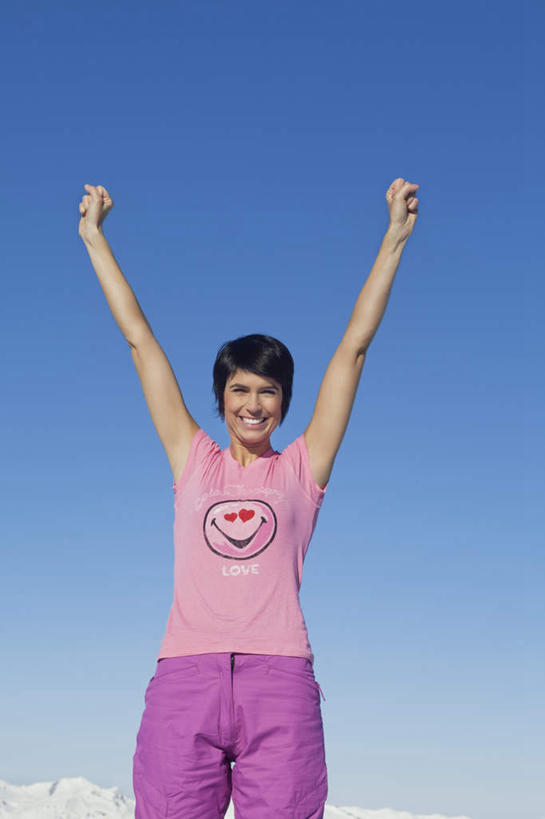 西方人,一个人,站,举,笑,微笑,露齿笑,竖图,室外,白天,正面,旅游,度假,石头,美景,山,雪,雪山,大雪,欧洲,欧洲人,仅一个女性,仅一个人,阴影,服装,光线,石子,影子,冰,积雪,景观,山峰,雪景,冬季,冬天,山峦,注视,休闲装,娱乐,衣服,蓝色,蓝天,天空,阳光,自然,天,观察,看,托,站着,仅一个中年女性,享受,休闲,休闲服,景色,放松,寒冷,服饰,晴朗,观看,察看,冰冷,关注,自然风光,万里无云,严寒,冰凉,酷寒,凛冽,凛凛,极冷,女人,女性,中年女性,白种人,石块,岩石,晴空,晴空万里,举起,举手,举着,向上举,向上伸,向上托,站立,半身,彩图