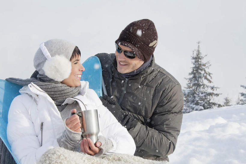 西方人,两个人,家庭,夫妻,站,坐,笑,微笑,露齿笑,横图,室外,白天,正面,爱情,旅游,度假,安全,石头,美景,山,雪,雪山,植物,大雪,椅子,欧洲,欧洲人,握,服装,装饰,石子,眼镜,木椅,冰,积雪,景观,山峰,雪景,冬季,冬天,防护,山峦,浪漫,拿,拿着,注视,休闲装,娱乐,树,树木,衣服,绿色,自然,围巾,观察,看,站着,享受,休闲,温暖,温馨,一家人,休闲服,景色,恩爱,放松,寒冷,握着,恋人,服饰,生长,成长,耳罩,观看,保暖,护目镜,保护,华丽,点缀,和睦,察看,冰冷,御寒,关注,自然风光,保险,耳套,保全,周全,安稳,安定,衬托,美观,雅致,雅观,严寒,冰凉,酷寒,凛冽,凛凛,极冷,安全防护眼镜,耳护,耳暖,平安,男人,男性,年轻男性,年轻女性,女人,女性,白种人,年轻人,夫妇,情侣,石块,岩石,站立,坐着,半身,彩图,伴侣,融洽,防护眼镜