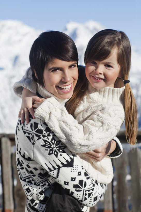西方人,儿童,中年人,两个人,家庭,母亲,女儿,站,抱,笑,微笑,露齿笑,竖图,室外,白天,侧面,毛衣,旅游,度假,纯洁,石头,美景,山,雪,雪山,大雪,欧洲,欧洲人,阴影,服装,光线,石子,影子,冰,积雪,景观,山峰,雪景,冬季,冬天,山峦,注视,娱乐,小孩,衣服,蓝色,蓝天,天空,阳光,自然,天,观察,看,站着,享受,休闲,温暖,温馨,母女,一家人,景色,放松,寒冷,可爱,母爱,童年,童趣,服饰,晴朗,抱着,观看,和睦,察看,冰冷,搂着,衣着,穿着,关注,自然风光,线衫,童真,烂漫,无邪,万里无云,严寒,冰凉,酷寒,凛冽,凛凛,极冷,衣饰,天真,女孩,女人,女性,中年女性,白种人,孩子,石块,岩石,晴空,晴空万里,怀抱,搂,搂抱,相抱,拥抱,站立,半身,彩图,绒衣,套衫,套头毛衣,线衣,融洽,女生