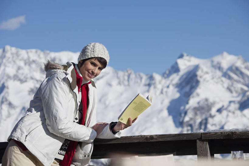 西方人,一个人,栏杆,站,横图,室外,白天,正面,旅游,度假,石头,美景,山,雪,雪山,大雪,帽子,书籍,欧洲,欧洲人,仅一个女性,仅一个人,握,阴影,服装,光线,石子,影子,冰,积雪,景观,山峰,雪景,云,云朵,冬季,冬天,围栏,山峦,拿,云彩,拿着,注视,休闲装,娱乐,护栏,衣服,蓝色,白云,蓝天,天空,阳光,自然,天,观察,看,站着,仅一个中年女性,享受,休闲,休闲服,景色,放松,寒冷,握着,服饰,晴朗,观看,察看,冰冷,关注,自然风光,棉帽,严寒,冰凉,酷寒,凛冽,凛凛,极冷,女人,女性,中年女性,白种人,书,图书,石块,岩石,晴空,站立,半身,彩图