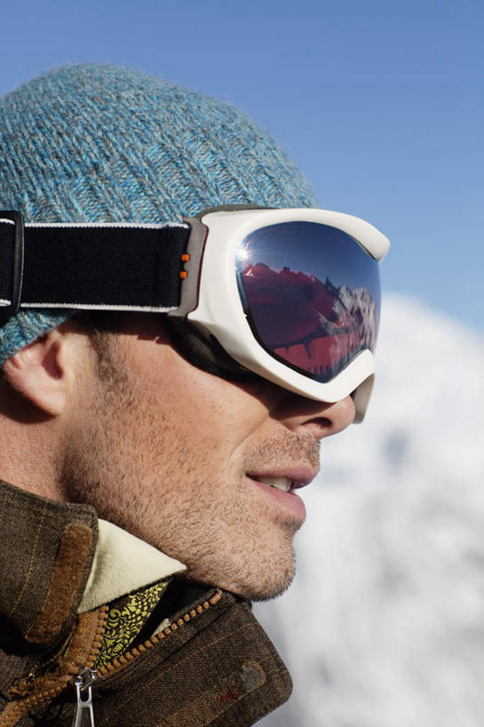 西方人,脸,头,脸颊,一个人,竖图,室外,特写,白天,侧面,旅游,度假,安全,石头,美景,山,雪,雪山,大雪,帽子,欧洲,欧洲人,仅一个男性,仅一个人,阴影,服装,朦胧,模糊,光线,石子,眼镜,影子,冰,积雪,景观,山峰,雪景,冬季,冬天,防护,山峦,注视,娱乐,仅一个年轻男性,衣服,蓝色,蓝天,天空,阳光,自然,天,观察,看,享受,休闲,温暖,景色,放松,寒冷,服饰,晴朗,观看,保暖,护目镜,保护,察看,冰冷,御寒,关注,自然风光,保险,滑雪服,万里无云,保全,周全,安稳,安定,棉帽,严寒,冰凉,酷寒,凛冽,凛凛,极冷,安全防护眼镜,竞技服,旅游服,冬装,平安,男人,男性,年轻男性,白种人,头部,脸部,脸蛋,面部,石块,岩石,晴空,晴空万里,半身,彩图,防护眼镜