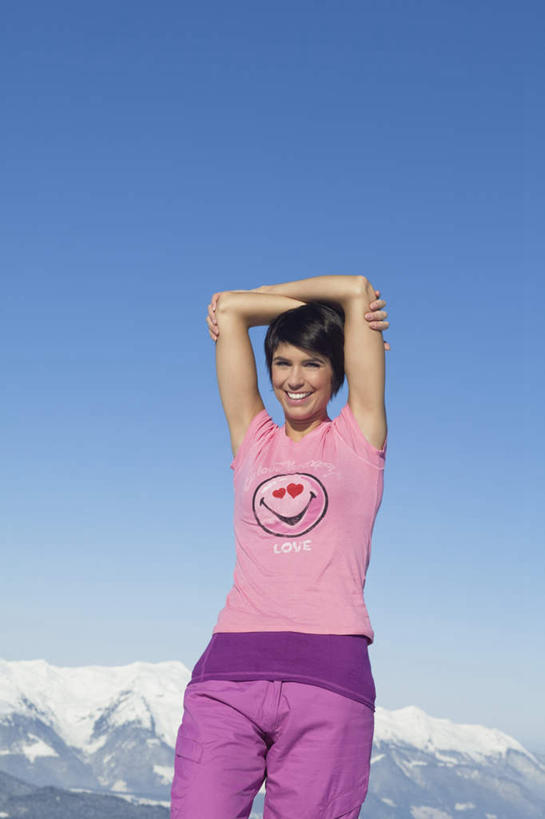 西方人,一个人,站,举,笑,微笑,露齿笑,竖图,室外,白天,正面,旅游,度假,石头,美景,山,雪,雪山,大雪,欧洲,欧洲人,仅一个女性,仅一个人,阴影,服装,光线,石子,影子,冰,积雪,景观,山峰,雪景,冬季,冬天,山峦,注视,休闲装,娱乐,衣服,蓝色,蓝天,天空,阳光,自然,天,观察,看,托,站着,仅一个中年女性,享受,休闲,休闲服,景色,放松,寒冷,服饰,晴朗,观看,察看,冰冷,关注,自然风光,万里无云,严寒,冰凉,酷寒,凛冽,凛凛,极冷,女人,女性,中年女性,白种人,石块,岩石,晴空,晴空万里,举起,举手,举着,向上举,向上伸,向上托,站立,半身,彩图