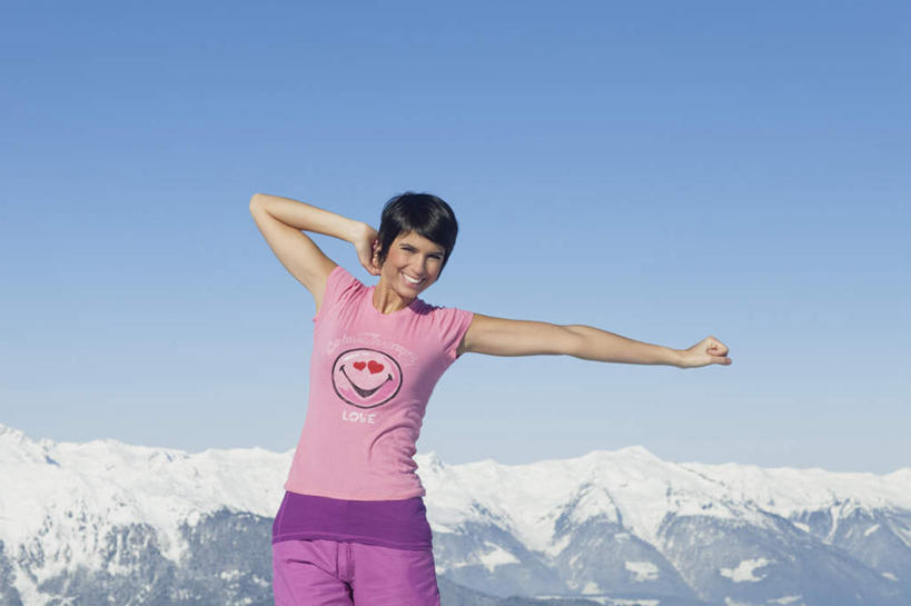 西方人,一个人,站,伸展双臂,笑,微笑,露齿笑,横图,室外,白天,正面,旅游,度假,石头,美景,山,雪,雪山,大雪,欧洲,欧洲人,仅一个女性,仅一个人,阴影,服装,光线,石子,影子,冰,积雪,景观,山峰,雪景,冬季,冬天,山峦,注视,休闲装,娱乐,衣服,蓝色,蓝天,天空,阳光,自然,天,观察,看,站着,仅一个中年女性,享受,休闲,休闲服,景色,放松,寒冷,服饰,晴朗,观看,察看,冰冷,关注,自然风光,万里无云,严寒,冰凉,酷寒,凛冽,凛凛,极冷,女人,女性,中年女性,白种人,石块,岩石,晴空,晴空万里,敞开双臂,伸开双臂,展开双肩,站立,张开手臂,张开双臂,半身,彩图