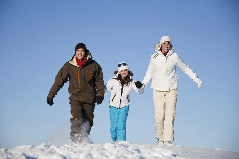 西方人,儿童,三个人,家庭,夫妻,母亲,父亲,女儿,站,握手,笑,微笑,露齿笑,横图,室外,白天,正面,爱情,旅游,度假,纯洁,安全,石头,美景,山,雪,雪山,大雪,欧洲,欧洲人,阴影,服装,光线,石子,眼镜,影子,冰,积雪,景观,山峰,雪景,冬季,冬天,防护,山峦,浪漫,注视,娱乐,小孩,衣服,蓝色,蓝天,天空,阳光,自然,天,观察,看,站着,享受,休闲,温暖,温馨,父女,母女,三口之家,一家人,景色,恩爱,放松,父爱,寒冷,可爱,母爱,童年,童趣,恋人,服饰,晴朗,观看,保暖,护目镜,保护,和睦,察看,冰冷,御寒,关注,自然风光,保险,滑雪服,童真,烂漫,无邪,万里无云,保全,周全,安稳,安定,严寒,冰凉,酷寒,凛冽,凛凛,极冷,安全防护眼镜,竞技服,旅游服,冬装,平安,天真,男人,男性,年轻男性,年轻女性,女孩,女人,女性,白种人,孩子,年轻人,夫妇,情侣,石块,岩石,晴空,晴空万里,搀手,拉手,手搀手,手拉手,手牵手,手握手,站立,彩图,全身,伴侣,融洽,防护眼镜,女生