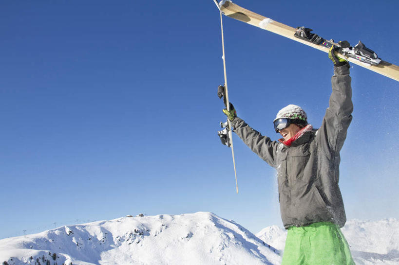西方人,一个人,站,举,横图,室外,白天,正面,旅游,度假,安全,石头,美景,山,雪,雪山,大雪,欧洲,欧洲人,仅一个男性,仅一个人,握,阴影,服装,光线,工具,器材,石子,眼镜,影子,冰,积雪,景观,山峰,雪景,冬季,冬天,防护,山峦,拿,拿着,注视,娱乐,运动器械,仅一个年轻男性,衣服,蓝色,蓝天,天空,阳光,自然,天,观察,看,托,站着,享受,休闲,温暖,器械,健身器械,景色,放松,寒冷,握着,服饰,晴朗,拐杖,观看,保暖,护目镜,保护,滑雪杖,察看,冰冷,御寒,关注,自然风光,保险,健身器材,滑雪服,滑雪装备,万里无云,保全,周全,安稳,安定,严寒,辅助设备,冰凉,酷寒,凛冽,凛凛,极冷,安全防护眼镜,竞技服,旅游服,冬装,平安,男人,男性,年轻男性,白种人,石块,岩石,晴空,晴空万里,举起,举手,举着,向上举,向上伸,向上托,站立,半身,彩图,防护眼镜,运动器材