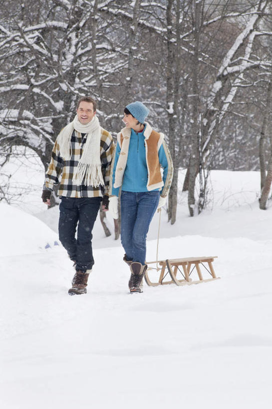 西方人,两个人,家庭,夫妻,走,竖图,室外,白天,正面,爱情,旅游,度假,石头,美景,山,雪,雪山,植物,大雪,帽子,欧洲,欧洲人,握,服装,装饰,石子,冰,积雪,景观,山峰,雪景,冬季,冬天,山峦,浪漫,拿,拿着,注视,休闲装,娱乐,车,树,树木,衣服,绿色,自然,围巾,交通工具,观察,看,享受,休闲,温暖,温馨,一家人,休闲服,景色,恩爱,放松,寒冷,握着,恋人,服饰,生长,成长,围脖,观看,保暖,华丽,雪橇,点缀,和睦,察看,冰冷,御寒,关注,自然风光,载具,雪橇车,衬托,美观,雅致,雅观,棉帽,严寒,冰凉,酷寒,凛冽,凛凛,极冷,男人,男性,年轻男性,年轻女性,女人,女性,白种人,年轻人,夫妇,情侣,石块,岩石,步行,散步,走路,彩图,全身,伴侣,融洽