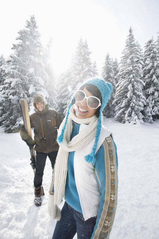 西方人,两个人,家庭,夫妻,站,竖图,室外,白天,正面,爱情,旅游,度假,石头,美景,山,树林,雪,雪山,植物,大雪,帽子,欧洲,欧洲人,阴影,服装,装饰,光线,墨镜,石子,眼镜,影子,冰,积雪,景观,山峰,雪景,冬季,冬天,山峦,浪漫,注视,休闲装,娱乐,树,树木,衣服,绿色,阳光,自然,太阳镜,太阳眼镜,围巾,观察,看,站着,享受,休闲,温暖,温馨,一家人,休闲服,遮阳镜,景色,恩爱,放松,寒冷,恋人,服饰,生长,成长,围脖,观看,保暖,华丽,点缀,和睦,察看,冰冷,御寒,关注,自然风光,衬托,美观,雅致,雅观,棉帽,严寒,冰凉,酷寒,凛冽,凛凛,极冷,男人,男性,年轻男性,年轻女性,女人,女性,白种人,年轻人,夫妇,情侣,石块,岩石,站立,半身,彩图,伴侣,融洽