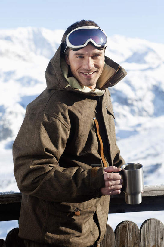 西方人,一个人,栏杆,站,笑,微笑,竖图,室外,白天,侧面,旅游,度假,安全,石头,美景,山,雪,雪山,大雪,欧洲,欧洲人,仅一个男性,仅一个人,握,阴影,服装,光线,石子,眼镜,影子,冰,积雪,景观,山峰,雪景,冬季,冬天,围栏,防护,山峦,拿,拿着,注视,娱乐,护栏,仅一个年轻男性,衣服,蓝色,蓝天,天空,阳光,自然,天,观察,看,站着,享受,休闲,温暖,景色,放松,寒冷,握着,服饰,晴朗,观看,保暖,护目镜,保护,察看,冰冷,御寒,关注,自然风光,保险,滑雪服,万里无云,保全,周全,安稳,安定,严寒,冰凉,酷寒,凛冽,凛凛,极冷,安全防护眼镜,竞技服,旅游服,冬装,平安,男人,男性,年轻男性,白种人,石块,岩石,晴空,晴空万里,站立,半身,彩图,防护眼镜