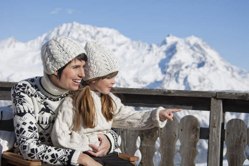 西方人,儿童,中年人,两个人,家庭,母亲,女儿,栏杆,坐,抱,笑,微笑,露齿笑,横图,室外,白天,正面,毛衣,旅游,度假,纯洁,石头,美景,山,雪,雪山,大雪,帽子,欧洲,欧洲人,阴影,服装,光线,石子,影子,冰,积雪,景观,山峰,雪景,冬季,冬天,围栏,山峦,注视,娱乐,护栏,小孩,衣服,蓝色,蓝天,天空,阳光,自然,天,观察,看,享受,休闲,温暖,温馨,母女,一家人,景色,放松,寒冷,可爱,母爱,童年,童趣,服饰,晴朗,抱着,观看,和睦,察看,冰冷,搂着,衣着,穿着,关注,自然风光,线衫,童真,烂漫,无邪,万里无云,棉帽,严寒,冰凉,酷寒,凛冽,凛凛,极冷,衣饰,天真,女孩,女人,女性,中年女性,白种人,孩子,石块,岩石,晴空,晴空万里,怀抱,搂,搂抱,相抱,拥抱,坐着,半身,彩图,绒衣,套衫,套头毛衣,线衣,融洽,女生