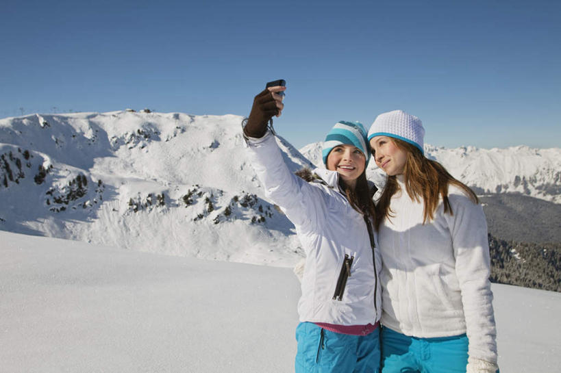 西方人,儿童,两个人,家庭,站,举,笑,微笑,露齿笑,横图,室外,白天,正面,旅游,度假,纯洁,石头,美景,山,雪,雪山,大雪,帽子,相机,欧洲,欧洲人,握,阴影,服装,光线,石子,影子,冰,积雪,景观,山峰,雪景,冬季,冬天,山峦,拿,拿着,注视,休闲装,娱乐,小孩,拍照,衣服,蓝色,蓝天,天空,阳光,自然,数码相机,天,观察,看,托,站着,享受,休闲,温暖,温馨,一家人,休闲服,景色,放松,寒冷,可爱,童年,童趣,握着,摄影,服饰,晴朗,观看,和睦,察看,冰冷,关注,自然风光,童真,烂漫,无邪,万里无云,棉帽,严寒,冰凉,酷寒,凛冽,凛凛,极冷,天真,女孩,女人,女性,白种人,照相机,石块,岩石,晴空,晴空万里,举起,举手,举着,向上举,向上伸,向上托,站立,半身,彩图,照相,融洽,女生