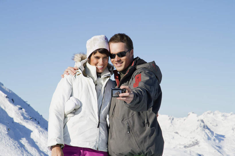 西方人,两个人,家庭,夫妻,站,抱,笑,微笑,露齿笑,横图,室外,白天,正面,爱情,旅游,度假,石头,美景,山,雪,雪山,大雪,帽子,相机,欧洲,欧洲人,握,阴影,服装,光线,墨镜,石子,眼镜,影子,冰,积雪,景观,山峰,雪景,冬季,冬天,山峦,浪漫,拿,拿着,注视,休闲装,娱乐,拍照,衣服,蓝色,蓝天,天空,阳光,自然,数码相机,太阳镜,太阳眼镜,天,观察,看,站着,享受,休闲,温暖,温馨,一家人,休闲服,遮阳镜,景色,恩爱,放松,寒冷,握着,恋人,摄影,服饰,晴朗,抱着,观看,和睦,察看,冰冷,搂着,关注,自然风光,万里无云,棉帽,严寒,冰凉,酷寒,凛冽,凛凛,极冷,男人,男性,年轻男性,年轻女性,女人,女性,白种人,年轻人,夫妇,情侣,照相机,石块,岩石,晴空,晴空万里,怀抱,搂,搂抱,相抱,拥抱,站立,半身,彩图,照相,伴侣,融洽