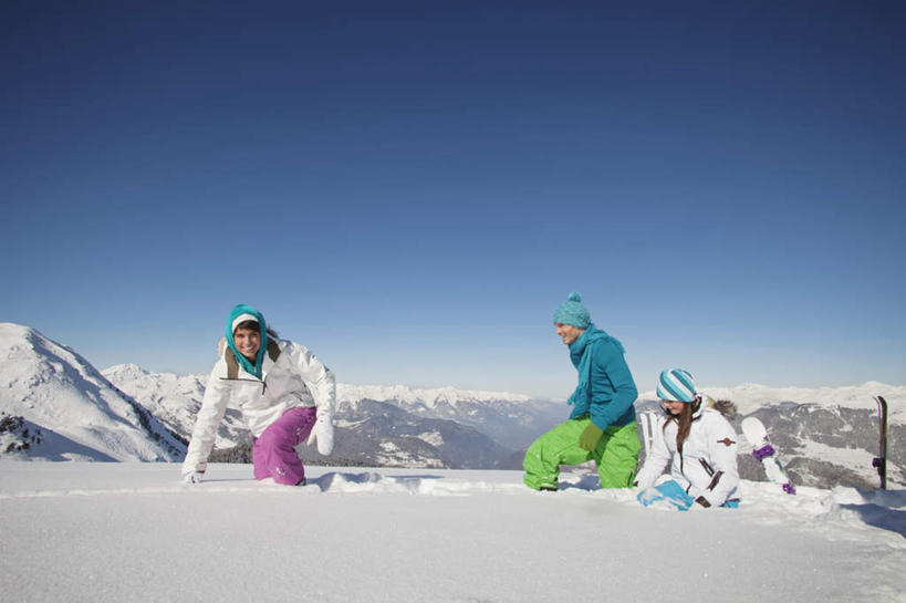 西方人,儿童,三个人,家庭,夫妻,母亲,父亲,女儿,走,跪,横图,室外,白天,正面,爱情,旅游,度假,纯洁,石头,美景,山,雪,雪山,大雪,帽子,欧洲,欧洲人,阴影,服装,光线,石子,影子,冰,积雪,景观,山峰,雪景,冬季,冬天,山峦,浪漫,注视,娱乐,小孩,衣服,蓝色,蓝天,天空,阳光,自然,天,观察,看,享受,休闲,温暖,温馨,父女,母女,三口之家,一家人,景色,恩爱,放松,父爱,寒冷,可爱,母爱,童年,童趣,恋人,服饰,晴朗,观看,保暖,和睦,察看,冰冷,御寒,关注,自然风光,滑雪服,童真,烂漫,无邪,万里无云,棉帽,严寒,冰凉,酷寒,凛冽,凛凛,极冷,竞技服,旅游服,冬装,天真,男人,男性,年轻男性,年轻女性,女孩,女人,女性,白种人,孩子,年轻人,夫妇,情侣,石块,岩石,晴空,晴空万里,步行,跪着,散步,走路,彩图,全身,伴侣,融洽,女生