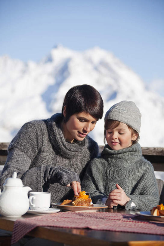 西方人,儿童,中年人,两个人,家庭,母亲,女儿,栏杆,坐,笑,微笑,露齿笑,竖图,室外,白天,正面,毛衣,旅游,度假,纯洁,石头,美景,山,雪,雪山,大雪,餐桌,桌子,杯子,欧洲,欧洲人,阴影,服装,光线,瓷器,石子,影子,冰,积雪,景观,山峰,雪景,冬季,冬天,围栏,咖啡杯,陶瓷制品,山峦,注视,娱乐,护栏,小孩,衣服,蓝色,蓝天,天空,阳光,自然,天,观察,看,享受,休闲,温暖,温馨,母女,一家人,景色,放松,寒冷,可爱,母爱,童年,童趣,服饰,晴朗,餐台,观看,和睦,察看,冰冷,衣着,穿着,关注,自然风光,瓷杯,线衫,童真,烂漫,无邪,万里无云,严寒,冰凉,酷寒,凛冽,凛凛,极冷,衣饰,天真,女孩,女人,女性,中年女性,白种人,孩子,石块,岩石,晴空,晴空万里,坐着,半身,彩图,绒衣,套衫,套头毛衣,线衣,融洽,女生