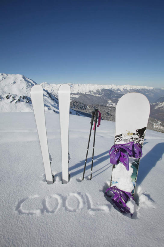 无人,竖图,室外,白天,正面,旅游,度假,石头,美景,山,雪,雪山,大雪,法国,欧洲,阴影,光线,工具,器材,石子,影子,冰,积雪,景观,山峰,雪景,冬季,冬天,山峦,娱乐,运动器械,蓝色,蓝天,天空,阳光,自然,天,享受,休闲,器械,健身器械,景色,放松,寒冷,晴朗,拐杖,滑雪杖,冰冷,自然风光,健身器材,滑雪装备,万里无云,法兰西共和国,法兰西第五共和国,严寒,辅助设备,冰凉,酷寒,凛冽,凛凛,极冷,石块,岩石,晴空,晴空万里,彩图,运动器材
