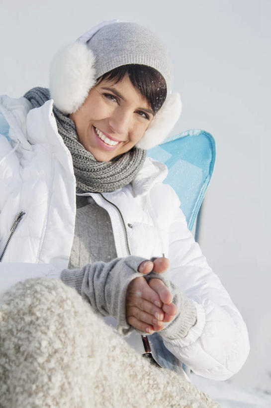 西方人,一个人,坐,笑,微笑,露齿笑,竖图,室外,白天,正面,旅游,度假,石头,美景,山,雪,雪山,大雪,欧洲,欧洲人,仅一个女性,仅一个人,服装,装饰,石子,冰,积雪,景观,山峰,雪景,冬季,冬天,山峦,注视,休闲装,娱乐,衣服,自然,围巾,观察,看,仅一个中年女性,享受,休闲,温暖,休闲服,景色,放松,寒冷,服饰,耳罩,观看,保暖,华丽,点缀,察看,冰冷,御寒,关注,自然风光,耳套,衬托,美观,雅致,雅观,严寒,冰凉,酷寒,凛冽,凛凛,极冷,耳护,耳暖,女人,女性,中年女性,白种人,石块,岩石,坐着,半身,彩图