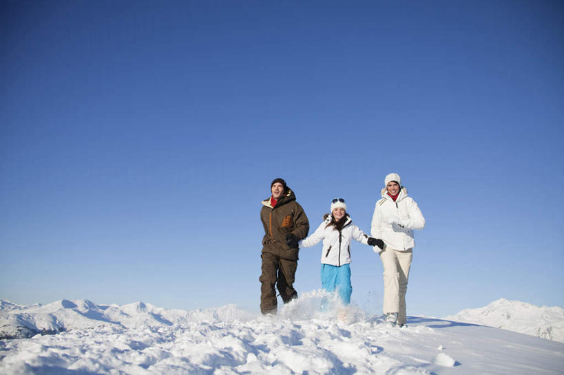 西方人,儿童,三个人,家庭,夫妻,母亲,父亲,女儿,站,握手,横图,室外,白天,正面,爱情,旅游,度假,纯洁,石头,美景,山,雪,雪山,大雪,欧洲,欧洲人,阴影,服装,装饰,光线,石子,影子,冰,积雪,景观,山峰,雪景,冬季,冬天,山峦,浪漫,注视,娱乐,小孩,衣服,蓝色,蓝天,天空,阳光,自然,手套,天,观察,看,站着,享受,休闲,温暖,温馨,父女,母女,三口之家,一家人,景色,恩爱,放松,父爱,寒冷,可爱,母爱,童年,童趣,恋人,服饰,晴朗,观看,保暖,华丽,点缀,和睦,察看,冰冷,御寒,关注,自然风光,滑雪服,童真,烂漫,无邪,万里无云,衬托,美观,雅致,雅观,严寒,冰凉,酷寒,凛冽,凛凛,极冷,竞技服,旅游服,冬装,天真,男人,男性,年轻男性,年轻女性,女孩,女人,女性,白种人,孩子,年轻人,夫妇,情侣,石块,岩石,晴空,晴空万里,搀手,拉手,手搀手,手拉手,手牵手,手握手,站立,彩图,全身,伴侣,融洽,女生