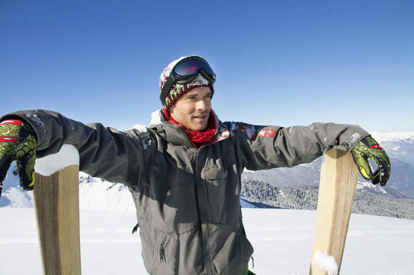 西方人,一个人,栏杆,站,伸展双臂,横图,室外,白天,正面,旅游,度假,安全,石头,美景,山,雪,雪山,大雪,帽子,欧洲,欧洲人,仅一个男性,仅一个人,阴影,服装,光线,石子,眼镜,影子,冰,积雪,景观,山峰,雪景,冬季,冬天,围栏,防护,山峦,注视,娱乐,护栏,仅一个年轻男性,衣服,蓝色,蓝天,天空,阳光,自然,天,观察,看,站着,享受,休闲,温暖,景色,放松,寒冷,服饰,晴朗,观看,保暖,护目镜,保护,察看,冰冷,御寒,关注,自然风光,保险,滑雪服,万里无云,保全,周全,安稳,安定,棉帽,严寒,冰凉,酷寒,凛冽,凛凛,极冷,安全防护眼镜,竞技服,旅游服,冬装,平安,男人,男性,年轻男性,白种人,石块,岩石,晴空,晴空万里,敞开双臂,伸开双臂,展开双肩,站立,张开手臂,张开双臂,半身,彩图,防护眼镜