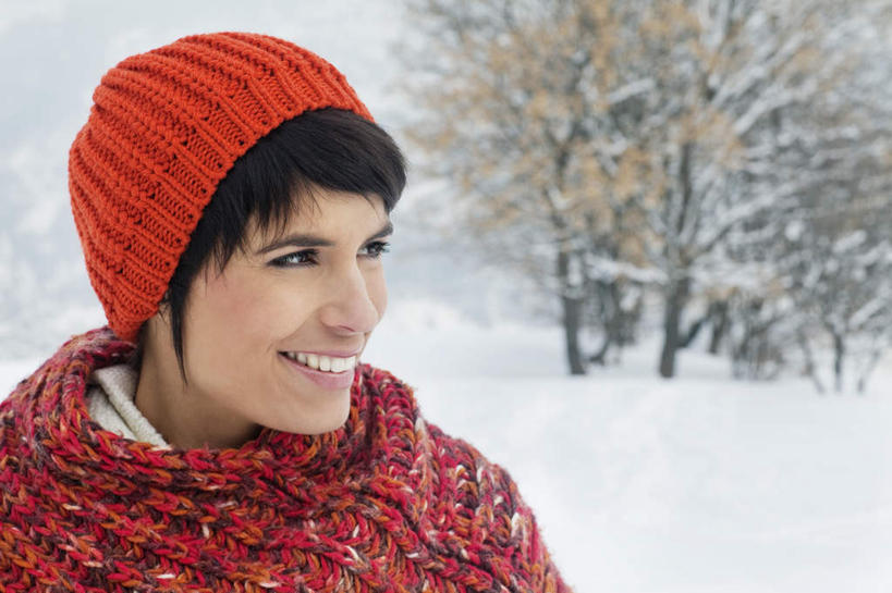 西方人,脸,头,脸颊,一个人,站,笑,微笑,露齿笑,横图,室外,特写,白天,正面,毛衣,旅游,度假,石头,美景,山,雪,雪山,植物,大雪,帽子,欧洲,欧洲人,仅一个女性,仅一个人,朦胧,模糊,石子,冰,积雪,景观,山峰,雪景,冬季,冬天,山峦,注视,娱乐,肩膀,树,树木,红色,绿色,自然,观察,看,站着,仅一个中年女性,享受,休闲,景色,放松,寒冷,生长,成长,观看,察看,冰冷,关注,自然风光,线衫,棉帽,严寒,冰凉,酷寒,凛冽,凛凛,极冷,女人,女性,中年女性,白种人,头部,脸部,脸蛋,面部,石块,岩石,站立,半身,彩图,绒衣,套衫,套头毛衣,线衣