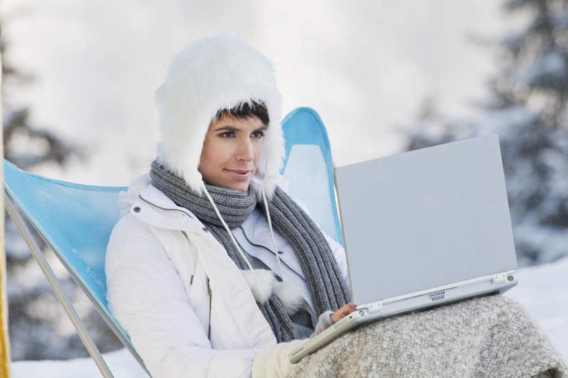 西方人,一个人,坐,横图,室外,白天,正面,旅游,度假,电脑,笔记本电脑,石头,美景,山,雪,雪山,大雪,帽子,椅子,欧洲,欧洲人,仅一个女性,仅一个人,敲打,服装,朦胧,模糊,装饰,网络,石子,冰,积雪,景观,山峰,雪景,冬季,冬天,山峦,注视,休闲装,娱乐,输入,通讯设备,衣服,自然,围巾,打字,观察,看,仅一个中年女性,享受,休闲,温暖,休闲服,景色,放松,寒冷,服饰,围脖,观看,保暖,点击,华丽,一台,敲击,点缀,察看,冰冷,无线,御寒,关注,自然风光,通信设备,无线网络,无线上网,便携式电脑,衬托,美观,雅致,雅观,棉帽,严寒,冰凉,酷寒,凛冽,凛凛,极冷,按键,手提电脑,女人,女性,中年女性,白种人,石块,岩石,坐着,半身,彩图