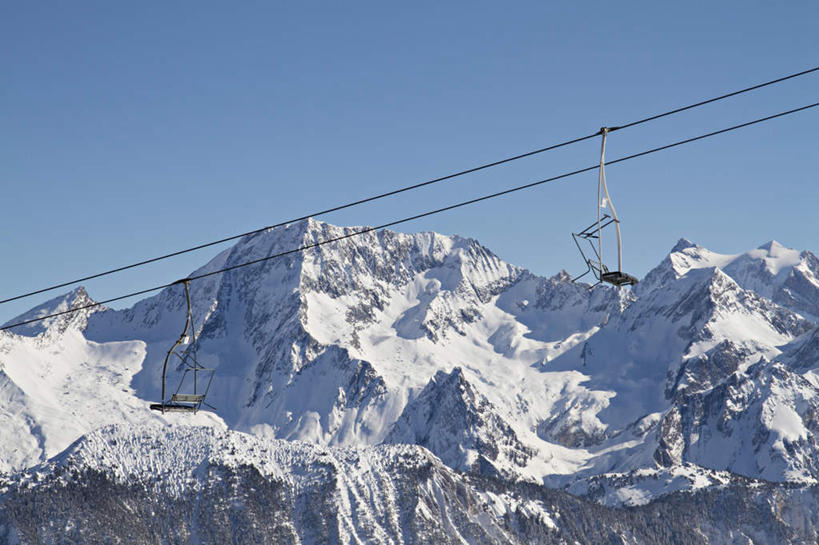 无人,横图,室外,白天,正面,旅游,度假,石头,美景,山,雪,雪山,大雪,法国,欧洲,阴影,光线,石子,影子,冰,积雪,景观,山峰,雪景,冬季,冬天,山峦,娱乐,缆车,蓝色,蓝天,天空,阳光,自然,交通工具,天,享受,休闲,景色,放松,寒冷,晴朗,冰冷,自然风光,索道,万里无云,法兰西共和国,法兰西第五共和国,严寒,冰凉,酷寒,凛冽,凛凛,极冷,缆索铁路,石块,岩石,晴空,晴空万里,彩图