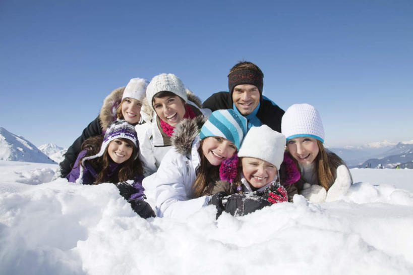 西方人,儿童,家庭,夫妻,母亲,父亲,女儿,儿子,笑,微笑,露齿笑,横图,室外,白天,正面,爱情,旅游,度假,纯洁,石头,美景,山,雪,雪山,大雪,帽子,欧洲,欧洲人,五个人,阴影,服装,光线,石子,影子,冰,积雪,景观,山峰,雪景,冬季,冬天,山峦,许多人,浪漫,注视,娱乐,小孩,衣服,蓝色,蓝天,天空,阳光,自然,天,观察,看,趴着,一群人,享受,休闲,温暖,温馨,父女,父子,母女,母子,一家人,景色,恩爱,放松,父爱,寒冷,可爱,母爱,童年,童趣,恋人,服饰,晴朗,观看,保暖,和睦,察看,冰冷,御寒,关注,自然风光,滑雪服,童真,烂漫,无邪,万里无云,棉帽,严寒,冰凉,酷寒,凛冽,凛凛,极冷,竞技服,旅游服,冬装,天真,男孩,男人,男性,年轻男性,年轻女性,女孩,女人,女性,白种人,孩子,年轻人,夫妇,情侣,石块,岩石,晴空,晴空万里,趴,彩图,全身,伴侣,融洽,男生,女生