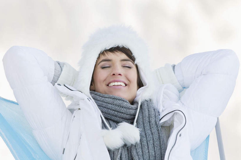 西方人,一个人,坐,闭眼,笑,微笑,露齿笑,横图,室外,白天,正面,旅游,度假,石头,美景,山,雪,雪山,大雪,帽子,椅子,欧洲,欧洲人,仅一个女性,仅一个人,抱头,服装,朦胧,模糊,装饰,石子,木椅,冰,积雪,景观,山峰,雪景,冬季,冬天,山峦,休闲装,娱乐,衣服,自然,围巾,仅一个中年女性,享受,休闲,温暖,休闲服,景色,放松,寒冷,服饰,围脖,保暖,华丽,点缀,冰冷,御寒,自然风光,衬托,美观,雅致,雅观,棉帽,严寒,冰凉,酷寒,凛冽,凛凛,极冷,捧首,捧头,女人,女性,中年女性,白种人,石块,岩石,闭眼睛,闭着眼,闭着眼睛,坐着,半身,彩图