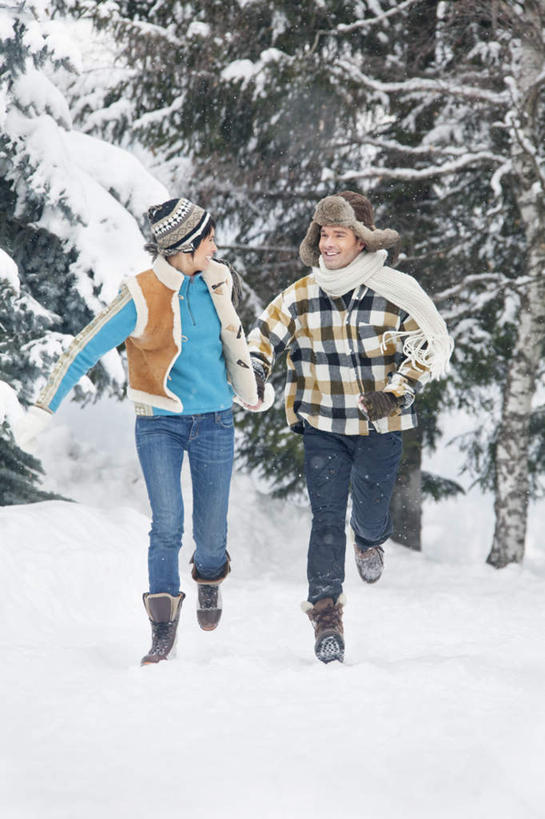 西方人,两个人,家庭,夫妻,握手,竖图,室外,白天,正面,爱情,旅游,度假,石头,美景,山,雪,雪山,植物,大雪,帽子,欧洲,欧洲人,服装,装饰,石子,冰,积雪,景观,山峰,雪景,冬季,冬天,山峦,浪漫,注视,休闲装,娱乐,树,树木,衣服,绿色,自然,围巾,观察,看,趴着,享受,休闲,温暖,温馨,一家人,休闲服,景色,恩爱,放松,寒冷,恋人,服饰,生长,成长,围脖,观看,保暖,华丽,点缀,和睦,察看,冰冷,御寒,关注,自然风光,衬托,美观,雅致,雅观,棉帽,严寒,冰凉,酷寒,凛冽,凛凛,极冷,男人,男性,年轻男性,年轻女性,女人,女性,白种人,年轻人,夫妇,情侣,石块,岩石,搀手,拉手,趴,手搀手,手拉手,手牵手,手握手,彩图,全身,伴侣,融洽