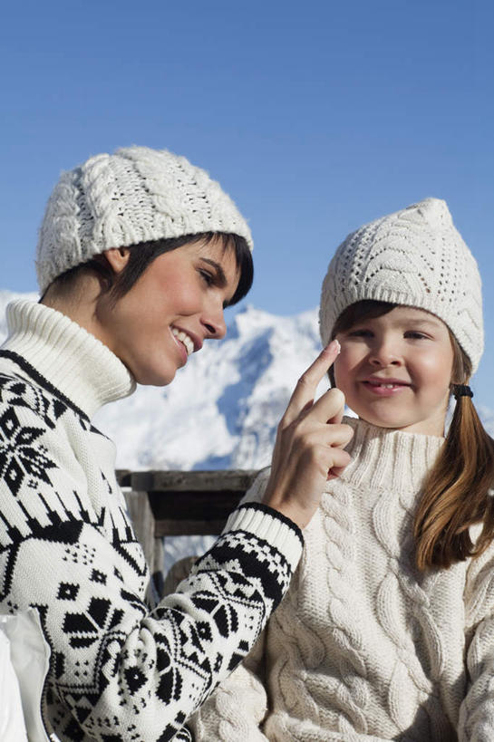 西方人,儿童,中年人,两个人,家庭,母亲,女儿,坐,笑,微笑,露齿笑,竖图,室外,白天,正面,毛衣,化妆,美容,旅游,度假,纯洁,石头,美景,山,雪,雪山,大雪,帽子,欧洲,欧洲人,擦,抚摸,护肤,阴影,服装,美白,光线,润肤露,石子,影子,冰,积雪,景观,山峰,雪景,冬季,冬天,山峦,注视,娱乐,小孩,衣服,蓝色,蓝天,天空,阳光,自然,天,观察,看,清洁,保养,享受,休闲,温暖,温馨,母女,一家人,景色,放松,寒冷,可爱,母爱,去角质,童年,童趣,擦拭,保健,服饰,晴朗,观看,保湿,和睦,察看,冰冷,滋润,乳液,衣着,护肤品,穿着,关注,去死皮,自然风光,护肤用品,线衫,舒缓,童真,烂漫,无邪,养颜,万里无云,去污,控油,紧肤,嫩肤,祛痘,去痘,祛角质,抗衰,再生,增白,补水,祛斑,抗皱,防皱,除皱,去皱,棉帽,严寒,冰凉,酷寒,凛冽,凛凛,极冷,衣饰,揩擦,拭,天真,女孩,女人,女性,中年女性,白种人,孩子,石块,岩石,晴空,晴空万里,坐着,半身,彩图,绒衣,套衫,套头毛衣,线衣,融洽,女生,轻抚
