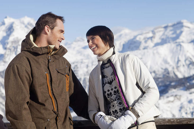 西方人,两个人,家庭,夫妻,栏杆,站,笑,微笑,露齿笑,横图,室外,白天,正面,毛衣,爱情,旅游,度假,石头,美景,山,雪,雪山,大雪,欧洲,欧洲人,阴影,服装,朦胧,模糊,装饰,光线,石子,影子,冰,积雪,景观,山峰,雪景,冬季,冬天,围栏,山峦,浪漫,注视,娱乐,护栏,衣服,蓝色,蓝天,天空,阳光,自然,手套,天,观察,看,站着,享受,休闲,温暖,温馨,一家人,景色,恩爱,放松,寒冷,恋人,服饰,晴朗,观看,保暖,华丽,点缀,和睦,察看,冰冷,衣着,御寒,穿着,关注,自然风光,线衫,万里无云,衬托,美观,雅致,雅观,严寒,冰凉,酷寒,凛冽,凛凛,极冷,衣饰,男人,男性,年轻男性,年轻女性,女人,女性,白种人,年轻人,夫妇,情侣,石块,岩石,晴空,晴空万里,站立,半身,彩图,绒衣,套衫,套头毛衣,线衣,伴侣,融洽