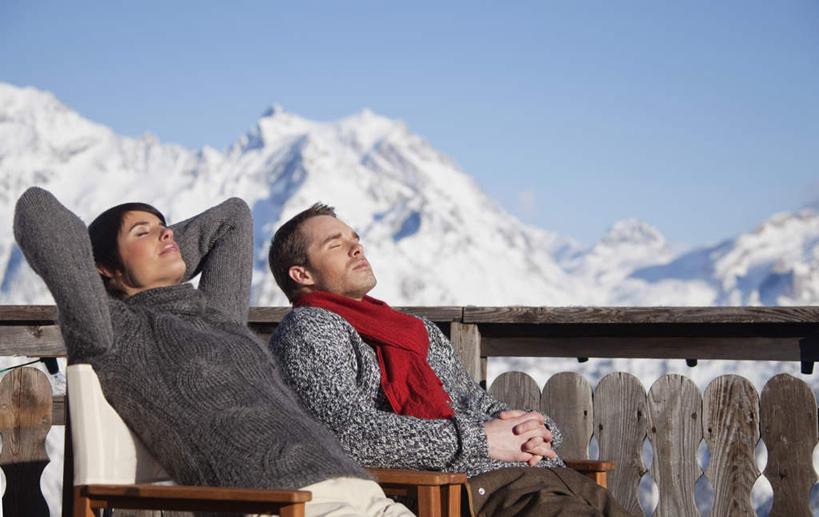 西方人,两个人,家庭,夫妻,栏杆,躺,闭眼,横图,室外,白天,正面,毛衣,爱情,旅游,度假,石头,美景,山,雪,雪山,大雪,椅子,欧洲,欧洲人,抱头,阴影,服装,装饰,光线,石子,影子,木椅,冰,积雪,景观,山峰,雪景,冬季,冬天,围栏,山峦,浪漫,娱乐,护栏,衣服,蓝色,蓝天,天空,阳光,自然,围巾,天,享受,休闲,温暖,温馨,一家人,景色,恩爱,放松,寒冷,恋人,服饰,晴朗,围脖,保暖,华丽,点缀,和睦,冰冷,衣着,御寒,穿着,自然风光,线衫,万里无云,衬托,美观,雅致,雅观,严寒,冰凉,酷寒,凛冽,凛凛,极冷,捧首,捧头,衣饰,卧着,男人,男性,年轻男性,年轻女性,女人,女性,白种人,年轻人,夫妇,情侣,石块,岩石,晴空,晴空万里,闭眼睛,闭着眼,闭着眼睛,躺着,卧,半身,彩图,绒衣,套衫,套头毛衣,线衣,伴侣,融洽