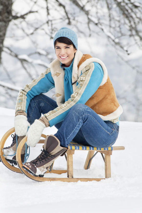 西方人,一个人,坐,竖图,室外,白天,正面,旅游,度假,安全,石头,美景,山,雪,雪山,植物,大雪,帽子,欧洲,欧洲人,仅一个女性,仅一个人,服装,石子,冰,积雪,景观,山峰,雪景,冬季,冬天,防护,拳击手套,山峦,注视,休闲装,娱乐,运动器械,车,树,树木,衣服,绿色,自然,手套,交通工具,观察,看,仅一个中年女性,享受,休闲,休闲服,健身器械,景色,放松,寒冷,服饰,生长,成长,观看,保护,雪橇,察看,冰冷,关注,自然风光,载具,保险,健身器材,雪橇车,保全,周全,安稳,安定,棉帽,防护手套,严寒,冰凉,酷寒,凛冽,凛凛,极冷,平安,女人,女性,中年女性,白种人,石块,岩石,坐着,彩图,全身,运动器材