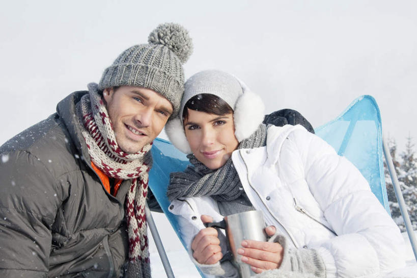 西方人,两个人,家庭,夫妻,坐,笑,微笑,露齿笑,横图,室外,白天,正面,爱情,旅游,度假,石头,美景,山,雪,雪山,大雪,帽子,欧洲,欧洲人,握,服装,装饰,石子,冰,积雪,景观,山峰,雪景,冬季,冬天,山峦,浪漫,拿,拿着,注视,休闲装,娱乐,衣服,自然,围巾,观察,看,享受,休闲,温暖,温馨,一家人,休闲服,景色,恩爱,放松,寒冷,握着,恋人,服饰,围脖,观看,保暖,华丽,点缀,和睦,察看,冰冷,御寒,关注,自然风光,衬托,美观,雅致,雅观,棉帽,严寒,冰凉,酷寒,凛冽,凛凛,极冷,男人,男性,年轻男性,年轻女性,女人,女性,白种人,年轻人,夫妇,情侣,石块,岩石,坐着,半身,彩图,伴侣,融洽