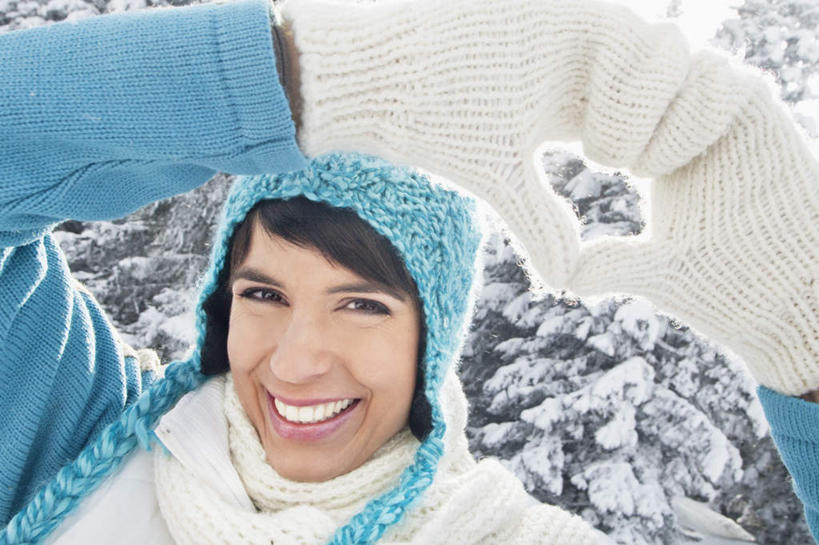 西方人,一个人,坐,笑,微笑,露齿笑,横图,室外,白天,正面,旅游,度假,石头,美景,山,雪,雪山,大雪,帽子,欧洲,欧洲人,仅一个女性,仅一个人,服装,装饰,石子,冰,积雪,景观,山峰,雪景,冬季,冬天,山峦,注视,休闲装,娱乐,衣服,自然,手套,围巾,观察,看,仅一个中年女性,享受,休闲,温暖,休闲服,景色,放松,寒冷,服饰,观看,保暖,华丽,点缀,察看,冰冷,御寒,关注,自然风光,衬托,美观,雅致,雅观,棉帽,严寒,冰凉,酷寒,凛冽,凛凛,极冷,女人,女性,中年女性,白种人,石块,岩石,坐着,半身,彩图