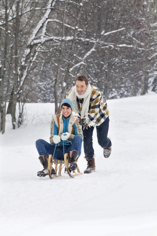 西方人,两个人,家庭,夫妻,坐,跑,笑,微笑,露齿笑,竖图,室外,白天,正面,爱情,锻炼,旅游,度假,运动,石头,美景,山,雪,雪山,植物,大雪,帽子,欧洲,欧洲人,服装,装饰,石子,冰,积雪,景观,山峰,雪景,冬季,冬天,山峦,浪漫,注视,休闲装,娱乐,车,树,树木,衣服,绿色,自然,围巾,交通工具,观察,看,享受,休闲,温暖,温馨,一家人,休闲服,景色,恩爱,放松,寒冷,恋人,服饰,生长,成长,围脖,观看,保暖,华丽,雪橇,点缀,和睦,察看,冰冷,御寒,关注,自然风光,载具,雪橇车,衬托,美观,雅致,雅观,棉帽,严寒,冰凉,酷寒,凛冽,凛凛,极冷,体育,男人,男性,年轻男性,年轻女性,女人,女性,白种人,年轻人,夫妇,情侣,石块,岩石,跑步,坐着,彩图,全身,健身,伴侣,融洽