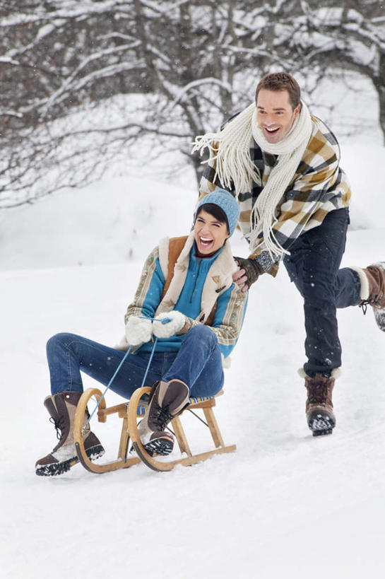 西方人,两个人,家庭,夫妻,坐,跑,笑,微笑,露齿笑,竖图,室外,白天,正面,爱情,锻炼,旅游,度假,运动,石头,美景,山,雪,雪山,植物,大雪,帽子,欧洲,欧洲人,服装,装饰,石子,冰,积雪,景观,山峰,雪景,冬季,冬天,山峦,浪漫,注视,休闲装,娱乐,车,树,树木,衣服,绿色,自然,围巾,交通工具,观察,看,享受,休闲,温暖,温馨,一家人,休闲服,景色,恩爱,放松,寒冷,恋人,服饰,生长,成长,围脖,观看,保暖,华丽,雪橇,点缀,和睦,察看,冰冷,御寒,关注,自然风光,载具,雪橇车,衬托,美观,雅致,雅观,棉帽,严寒,冰凉,酷寒,凛冽,凛凛,极冷,体育,男人,男性,年轻男性,年轻女性,女人,女性,白种人,年轻人,夫妇,情侣,石块,岩石,跑步,坐着,彩图,全身,健身,伴侣,融洽