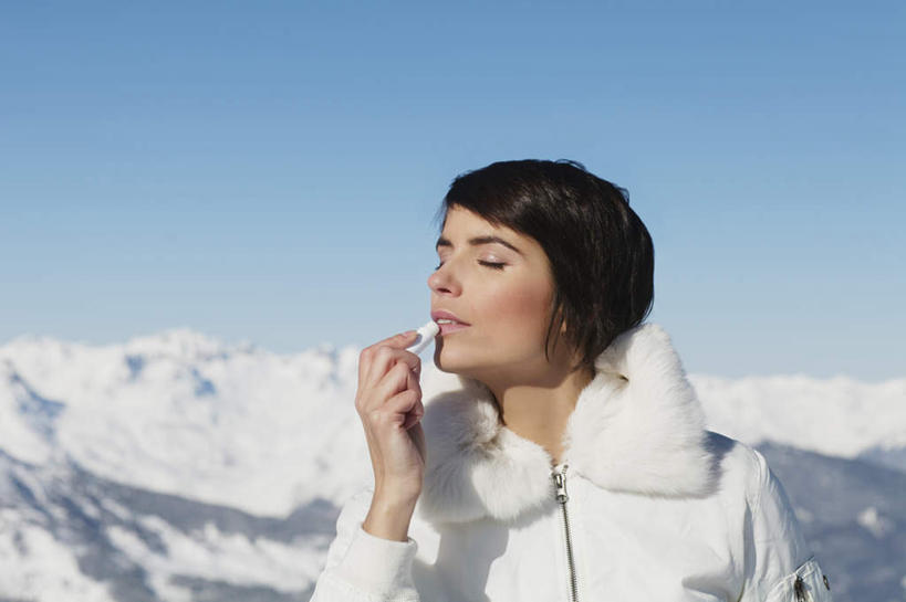 西方人,一个人,站,闭眼,横图,室外,白天,正面,旅游,度假,石头,美景,山,雪,雪山,大雪,欧洲,欧洲人,仅一个女性,仅一个人,握,阴影,服装,光线,石子,影子,冰,积雪,景观,山峰,雪景,冬季,冬天,山峦,拿,拿着,休闲装,娱乐,衣服,蓝色,蓝天,天空,阳光,自然,唇膏,化妆品,口红,天,站着,仅一个中年女性,享受,休闲,休闲服,景色,放松,寒冷,握着,服饰,晴朗,冰冷,化妆用品,自然风光,万里无云,严寒,冰凉,酷寒,凛冽,凛凛,极冷,唇棒,女人,女性,中年女性,白种人,石块,岩石,晴空,晴空万里,闭眼睛,闭着眼,闭着眼睛,站立,半身,彩图