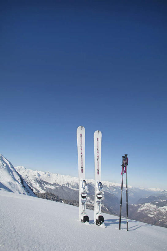 无人,竖图,室外,白天,正面,旅游,度假,石头,美景,山,雪,雪山,大雪,法国,欧洲,阴影,光线,工具,器材,石子,影子,冰,积雪,景观,山峰,雪景,冬季,冬天,山峦,娱乐,运动器械,蓝色,蓝天,天空,阳光,自然,天,享受,休闲,器械,健身器械,景色,放松,寒冷,晴朗,拐杖,滑雪杖,冰冷,自然风光,健身器材,滑雪装备,万里无云,法兰西共和国,法兰西第五共和国,严寒,辅助设备,冰凉,酷寒,凛冽,凛凛,极冷,石块,岩石,晴空,晴空万里,彩图,运动器材