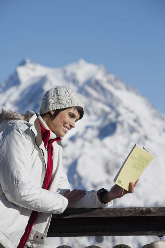 西方人,一个人,站,竖图,室外,白天,侧面,旅游,度假,石头,美景,山,雪,雪山,大雪,帽子,书籍,欧洲,欧洲人,仅一个女性,仅一个人,握,阴影,服装,朦胧,模糊,光线,石子,影子,冰,积雪,景观,山峰,雪景,冬季,冬天,山峦,拿,拿着,注视,休闲装,娱乐,衣服,蓝色,蓝天,天空,阳光,自然,天,观察,看,站着,仅一个中年女性,享受,休闲,休闲服,景色,放松,寒冷,握着,服饰,晴朗,观看,察看,冰冷,关注,自然风光,万里无云,棉帽,严寒,冰凉,酷寒,凛冽,凛凛,极冷,女人,女性,中年女性,白种人,书,图书,石块,岩石,晴空,晴空万里,站立,半身,彩图